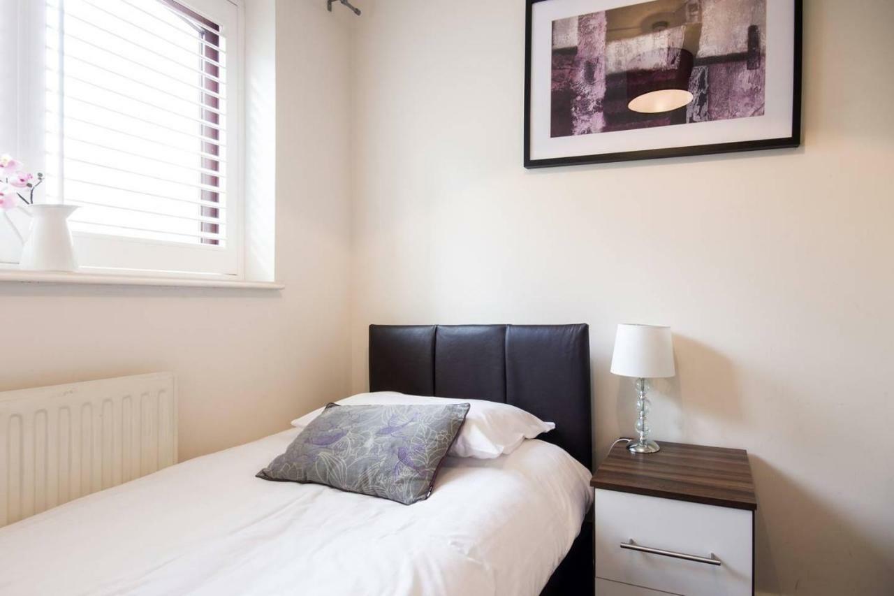 Spacious House, Sleeps 7 People Reading Exteriér fotografie