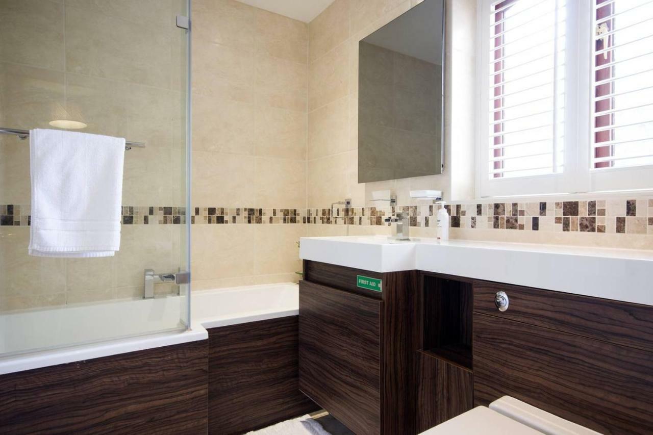 Spacious House, Sleeps 7 People Reading Exteriér fotografie